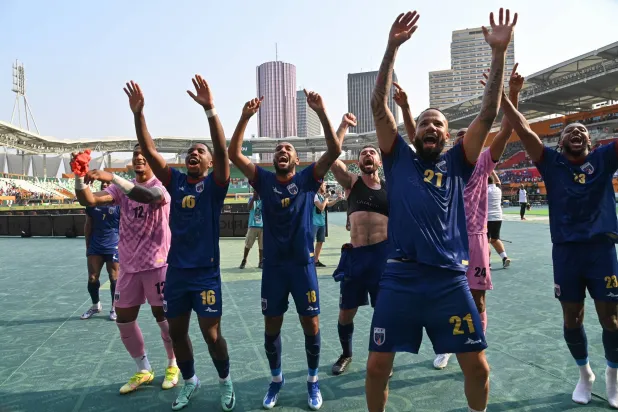 لاعبو منتخب الرأس الأخضر يحتفلون بالفوز والتأهل (غيتي)