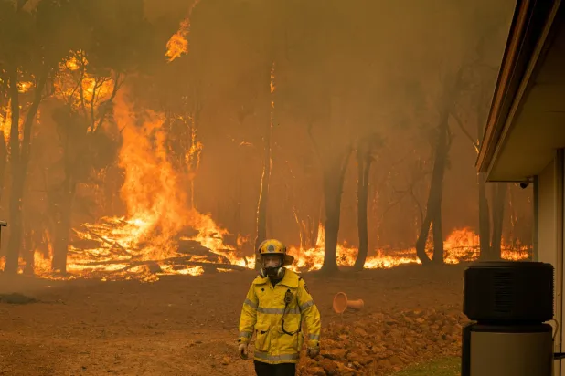 أحد رجال الإطفاء في أستراليا (قسم خدمات الإطفاء والطوارئ بموقع «إكس»)