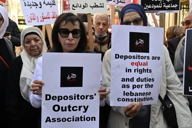 مودعون يطالبون بصرف ودائهم العالقة في البنوك منذ خريف 2019 (إ.ب.أ)