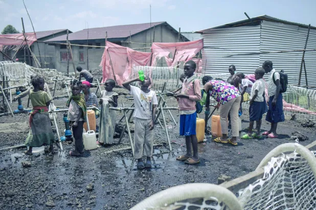 أطفال ونساء في مخيم للنازحين شرق جمهورية الكونغو الديمقراطية 2 أكتوبر (أ.ف.ب)