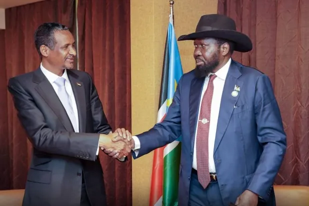 رئيس جنوب السودان سلفا كير يلتقي قائد «قوات الدعم السريع» بالسودان محمد حمدان دقلو (حميدتي) في أوغندا (قناة حميدتي على «تلغرام»)