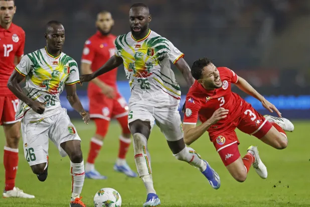 جانب من المواجهة التي جمعت تونس ومالي (رويترز)