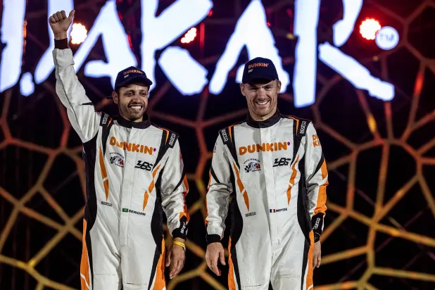 بن سعيدان ومساعده على منصة تتويج رالي داكار السعودية (الشرق الأوسط)