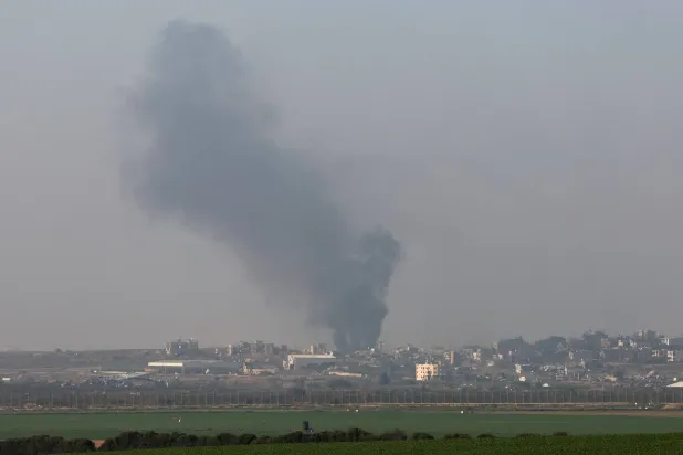 الدخان يتصاعد فوق غزة وسط الحرب الإسرائيلية المستمرة على القطاع (رويترز)