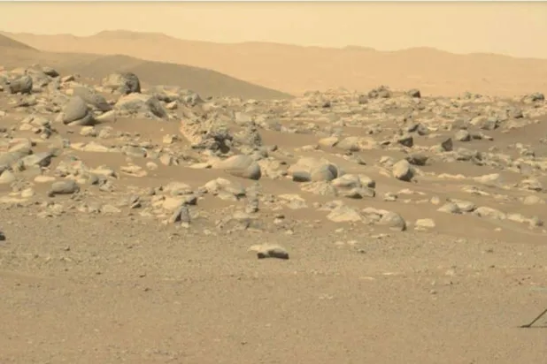 صورة نشرتها وكالة ناسا في يوليو 2021 تظهر مروحية إنجينويتي المريخية كما ظهرت عبر كاميرا مدمجة بروبوت «برسيفرنس» (أرشيفية - أ.ف.ب)