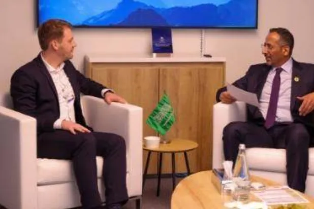 خلال اجتماع وزير الصناعة والثروة المعدنية السعودي مع المؤسس المشارك والرئيس التنفيذي لشركة «آيسار آيروسبيس» (الشرق الأوسط)