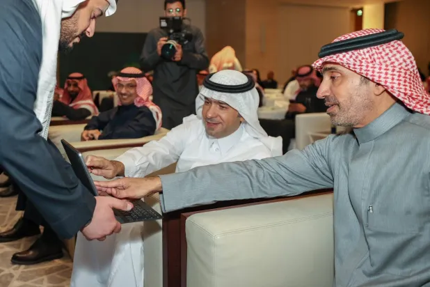 وزيرا الموارد البشرية والتنمية الاجتماعية والشؤون البلدية والقروية والإسكان خلال إطلاق قرار توطين المهن الهندسية (الشرق الأوسط)