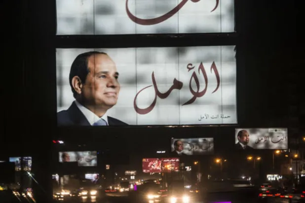 لوحة عملاقة تدعم الرئيس المصري عبد الفتاح السيسي في الانتخابات الرئاسية الماضية (أ.ف.ب)