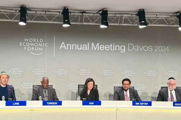 استعرض الأمين العام لـ«منتدى أبوظبي للسلم» رؤية الإمارات لنشر ثقافة السلم والتسامح في العالم بجلسة في «دافوس» (وام)