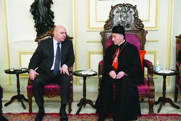 الراعی فوجی کمانڈر سے ملاقات کے دوران جو اپنی والدہ کی تعزیت کرنے پر ان کا شکریہ ادا کرنے کے آئے تھے (ایکس پر مارونائٹ پیٹریارکیٹ اکاؤنٹ)