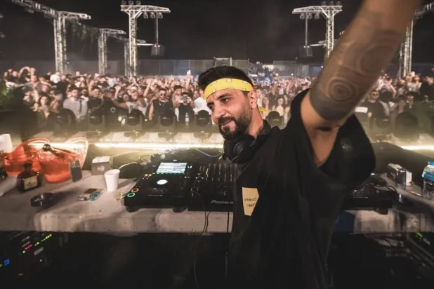 الإعلامي اللبناني جو معلوف يتفرّغ لشغفه تنسيق الموسيقى (إنستغرام)