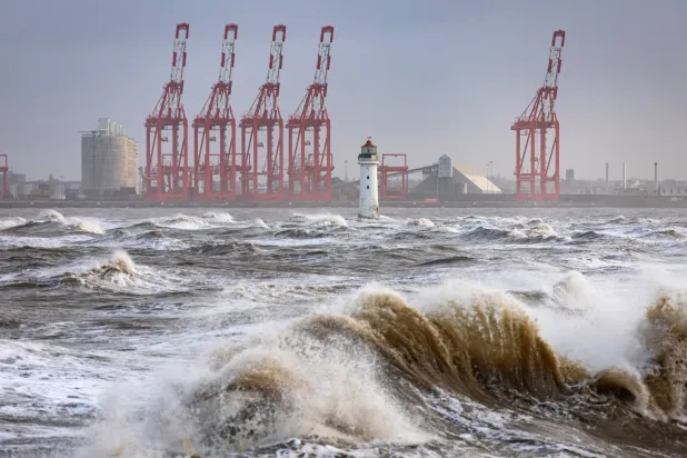 جلبت العاصفة «إيشا» أمطاراً غزيرة ورياحاً عاتية إلى البلاد (إ.ب.أ)