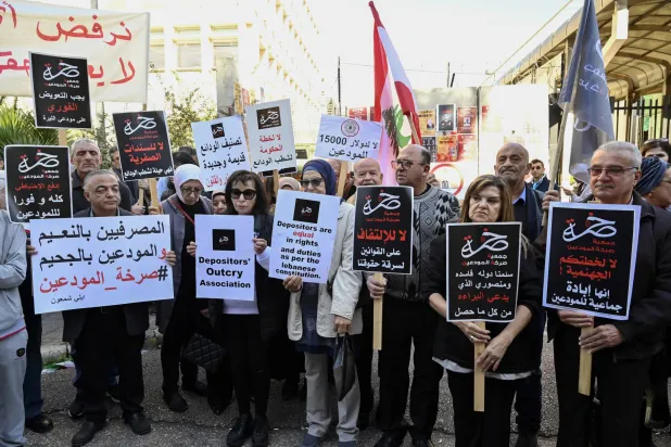 مودعون لبنانيون خلال مشاركتهم الأسبوع الماضي في تحرك للمطالبة باستعادة أموالهم المحتجزة في المصارف (إ.ب.أ)