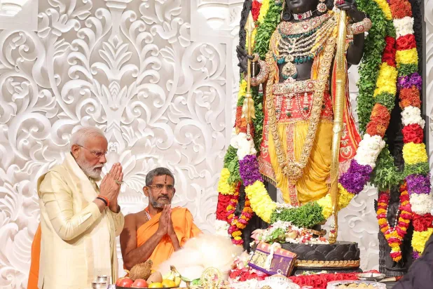 مودي يصلي بمعبد الإله رام في إيوديا الاثنين (أ.ف.ب)