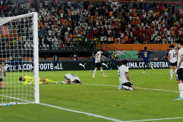 الحسرة بادية علي لاعبي منتخب مصر بعد الهدف القاتل (رويترز)