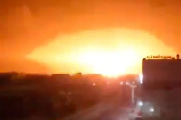 انفجار في أعقاب هجوم أميركي سابق على أهداف للحوثيين في اليمن (رويترز)