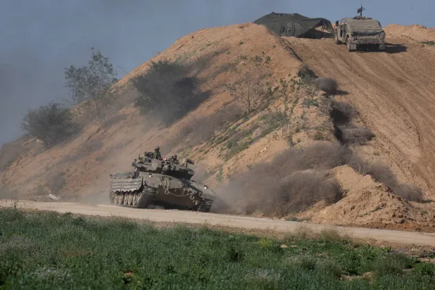 جنود إسرائيليون يجرون مناورات بالدبابات (رويترز)