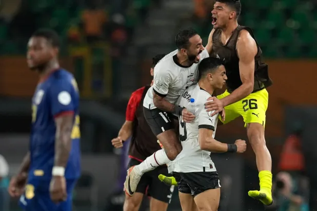 فرحة لاعبي مصر بالتأهل رغم التعادل أمام الرأس الأخضر (أ.ب)