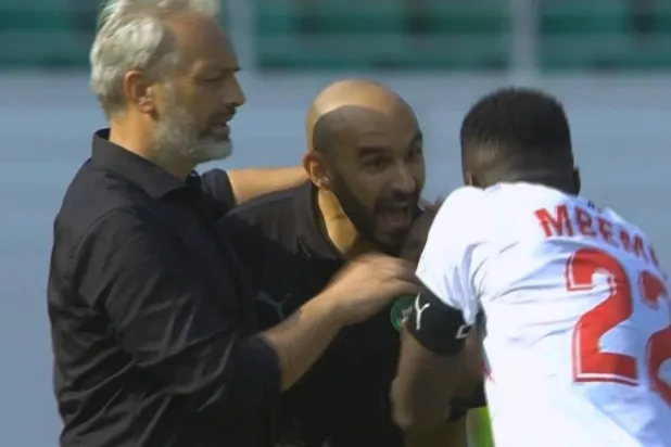 المشادة بين الركراكي مدرب المغرب ومبيمبا لاعب الكونغو (منصة إكس)