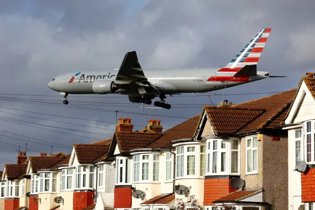 طائرة تابعة للخطوط الجوية الأميركية تهبط في مطار هيثرو خلال العاصفة «إيشا» في لندن (رويترز)