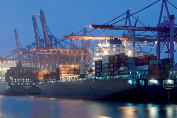 سفن تفرغ الحاويات بميناء هامبورغ الألماني (رويترز)