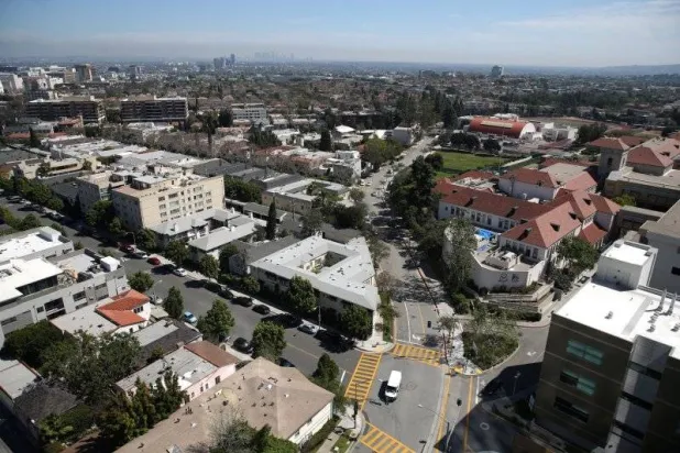  وسط مدينة لوس أنجليس يظهر على مسافة خلف مدرسة بيفرلي هيلز الثانوية (رويرز)