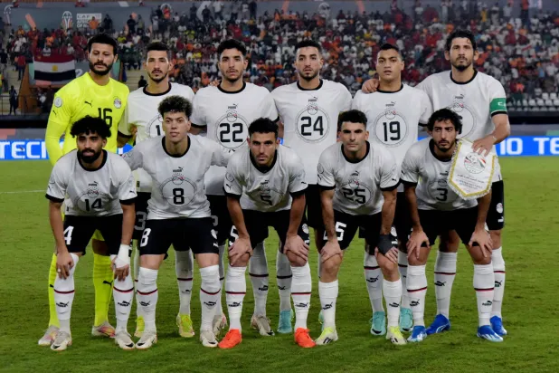 لاعبو منتخب مصر يلتقطون صورة جماعية قبل مباراة أمس (رويترز)