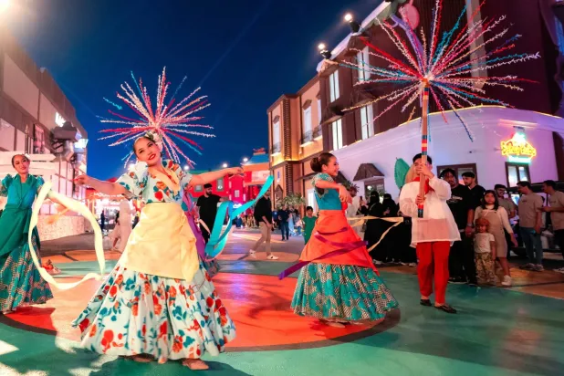 عروض فنية حية تقدمها الدول الـ8 في المنطقة الترفيهية بشكل يومي (تقويم جدة)