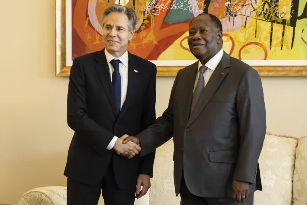 وزير الخارجية الأميركي أنتوني بلينكن مصافحاً رئيس كوت ديفوار الحسن واتارا بمقر الرئاسة في أبيدجان (أ.ب)