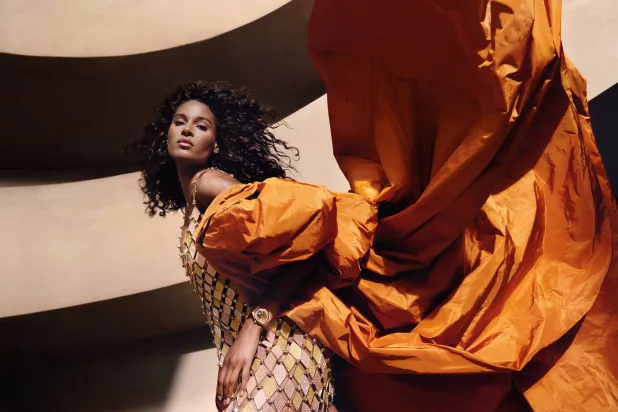 عارضة أزياء من تمارا روسو وساعة يد من أويمار بيغيه التي ساهمت في وضع لمساتها عليها (أوديمار بيغيه)