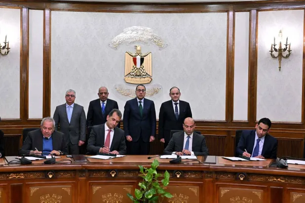 رئيس الوزراء المصري مصطفى مدبولي يشهد توقيع الاتفاقيات في القاهرة (الشرق الأوسط)