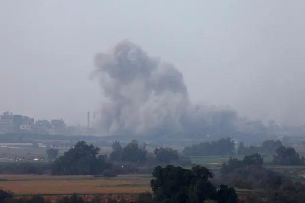 الدخان يتصاعد من البريج في قطاع غزة بعد قصف الجيش الإسرائيلي (إ.ب.أ)