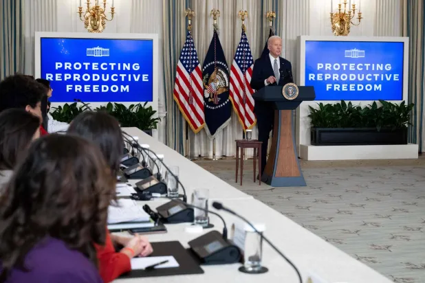 بايدن يلقي كلمة بمناسبة الذكرى الـ51 لقضية «رو ضد وايد» في البيت الأبيض الثلاثاء (أ.ف.ب)