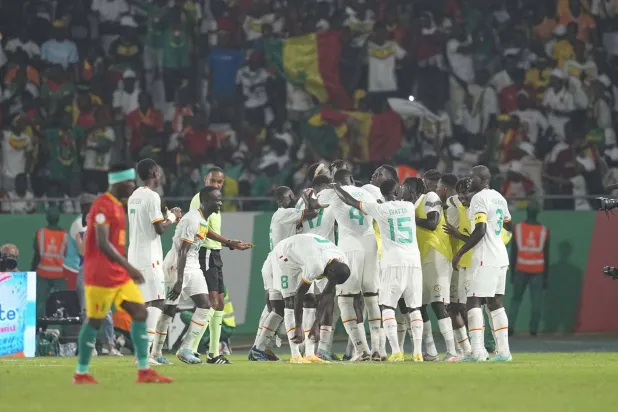 فرحة لاعبي السنغال بالفوز والتأهل (غيتي)