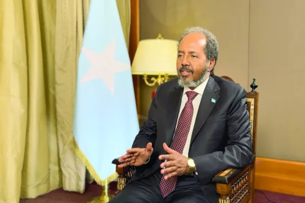 صومالیہ کے صدر قاہرہ میں "الشرق الاوسط" کے ساتھ بات چیت کے دوران (تصویر: عبدالفتاح فرج)