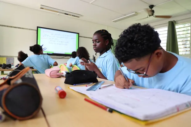 طلاب يسجلون الملاحظات خلال صف مدرسي (أ.ف.ب)