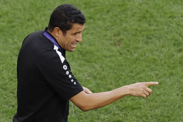 الحسين عموتة مدرب الأردن (رويترز)