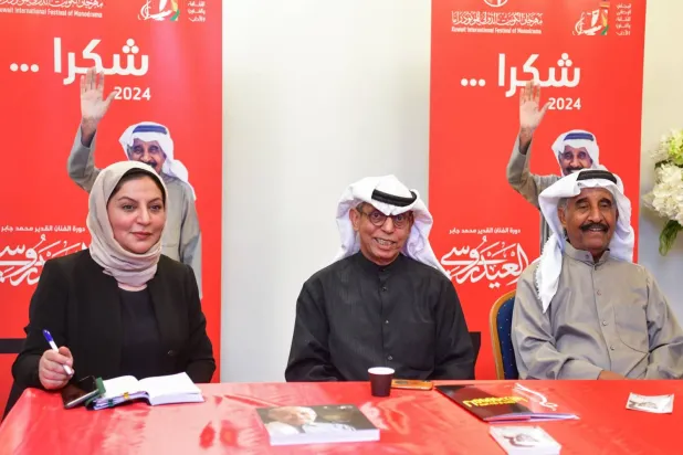 الفنان الكويتي محمد جابر (العيدروسي) خلال إعلان اختياره شخصية مهرجان الكويت الدولي للمونودراما (كونا)