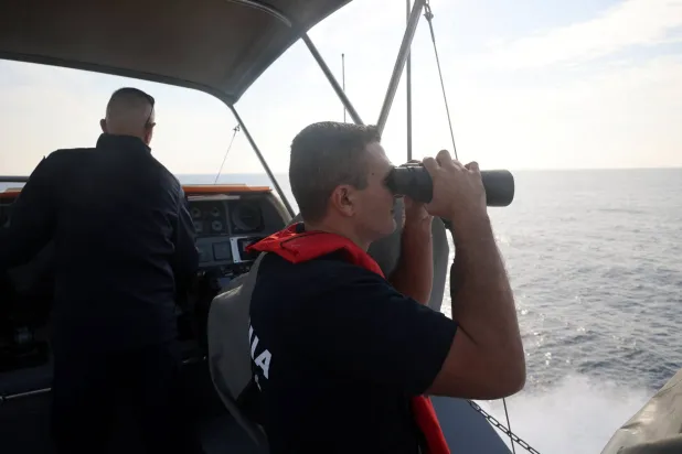 عنصران من خفر السواحل القبرصي خلال دورية في المياه الإقليمية (أرشيفية - رويترز)