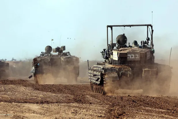 دبابات الجيش الإسرائيلي تتحرك نحو قطاع غزة (أ.ف.ب)
