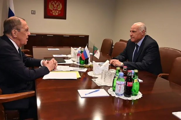 وزير خارجية الجزائر أحمد عطاف مع نظيره الروسي سيرغي لافروف (الخارجية الجزائرية)