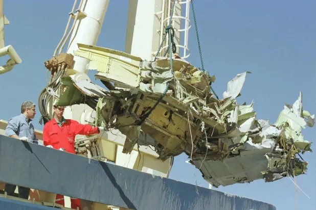 جانب من عمليات انتشال حطام الطائرة التابعة لشركة «فلاش إيرلاينز» (أرشيفية - أ.ف.ب)