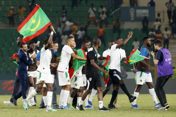 لاعبو موريتانيا احتفلوا بتأهل بلادهم التاريخي (رويترز)
