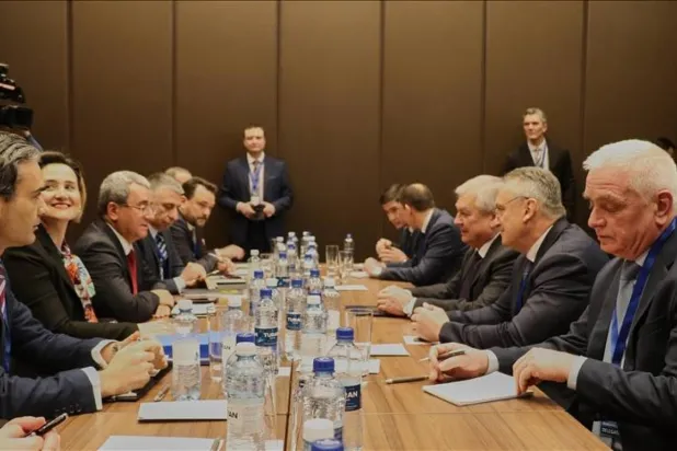 Dışişleri Bakan Yardımcısı Ahmet Yıldız (soldan üçüncü) ve Rusya Devlet Başkanı Vladimir Putin’in Suriye Özel Temsilcisi Aleksandr Lavrentyev (sağdan üçüncü) 21. yüksek düzeyli Astana toplantısında (AA)