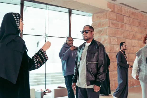 مارتن لورنس أثناء تجوله في حي طريف التاريخية (شركة الدرعية)