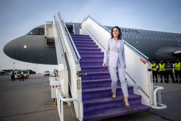 وزيرة الخارجية الألمانية أنالينا بيربوك تنزل من طائرتها في مطار جدة غرب السعودية (د.ب.أ)