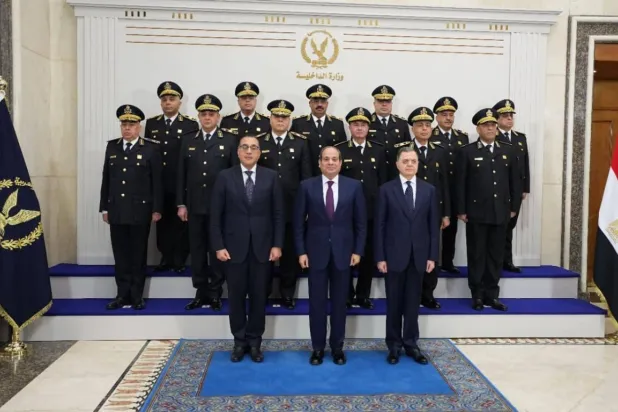 Mısır Cumhurbaşkanı Sisi, Başbakan ve İçişleri Bakanı, Yüksek Polis Konseyi ile hatıra fotoğrafında (Mısır Cumhurbaşkanlığı)