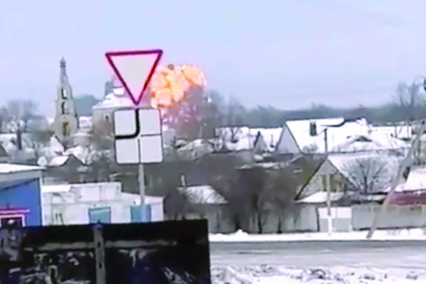 65 Ukraynalı esirin taşındığı Rus uçağının Rusya'nın Belgorod bölgesinde evlerin arasına düştüğü anı gösteren videodan bir kare (AP)