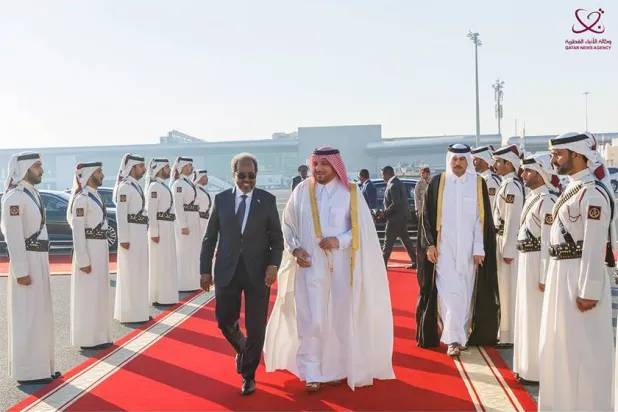 صومالیہ کے صدر کی دوحہ سے روانہ ہوتے ہوئے (قطری نیوز ایجنسی)