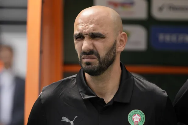 وليد الركراكي مدرب المغرب أوقفه «كاف» أربع مباريات (أ.ب)